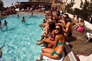 love-dates-radisson-pool-party-14