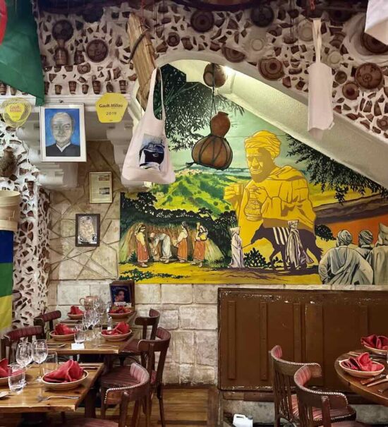 Le Femina est un restaurant de couscous Kabyle situé dans le quartier de Noailles à Marseille. Avec de la semoule de blé ou d'orge, le couscous y est préparé dans les règles de l'art par la famille Kachetel de génération en génération depuis plus d'un siècle (fresque)