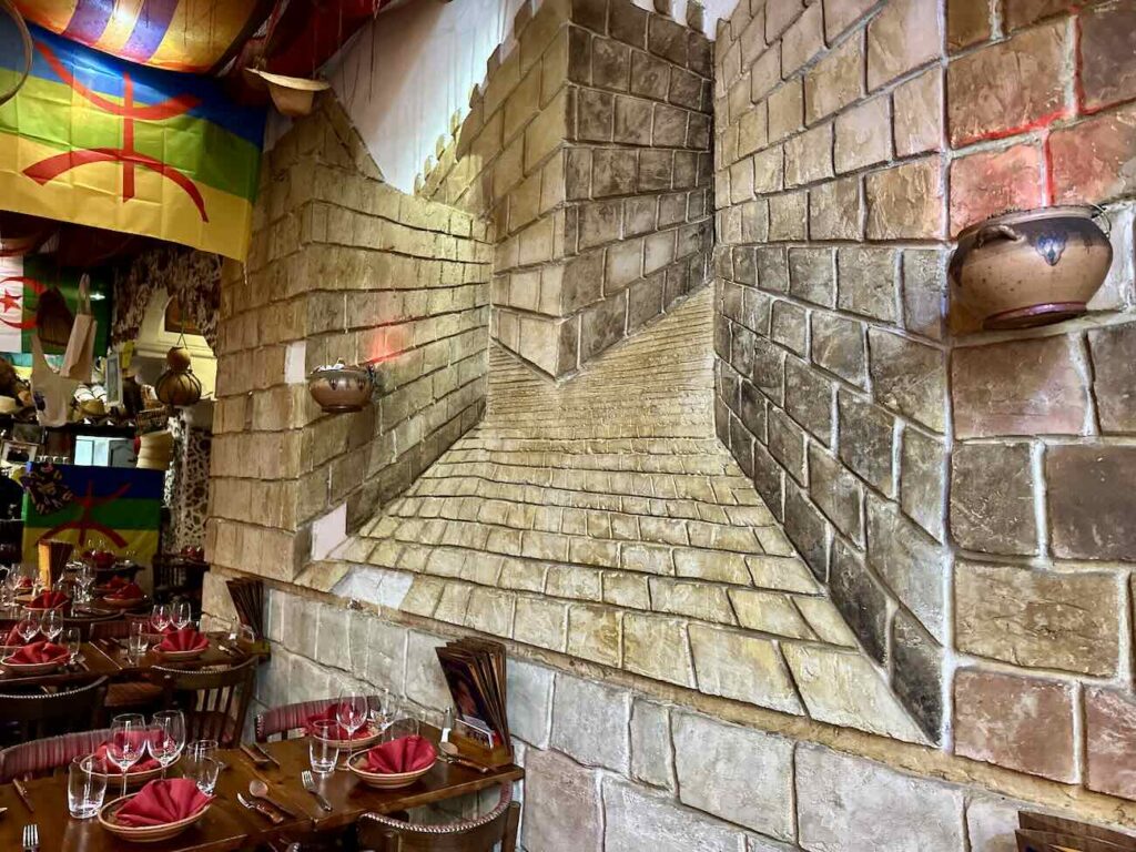 Le Femina est un restaurant de couscous Kabyle situé dans le quartier de Noailles à Marseille. Avec de la semoule de blé ou d'orge, le couscous y est préparé dans les règles de l'art par la famille Kachetel de génération en génération depuis plus d'un siècle (trompe l'œil)