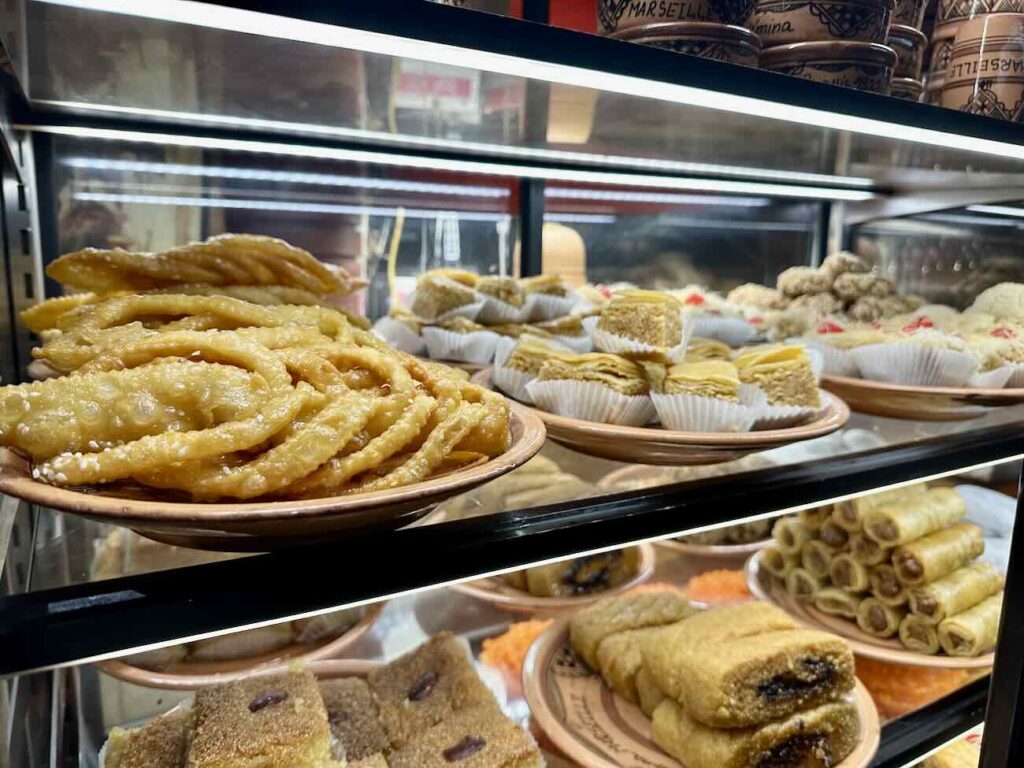 Le Femina est un restaurant de couscous Kabyle situé dans le quartier de Noailles à Marseille. Avec de la semoule de blé ou d'orge, le couscous y est préparé dans les règles de l'art par la famille Kachetel de génération en génération depuis plus d'un siècle (pâtisseries orientale)