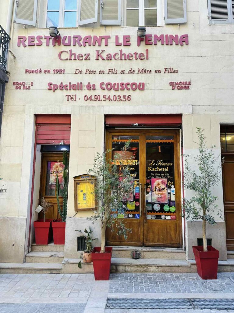 Le Femina est un restaurant de couscous Kabyle situé dans le quartier de Noailles à Marseille. Avec de la semoule de blé ou d'orge, le couscous y est préparé dans les règles de l'art par la famille Kachetel de génération en génération depuis plus d'un siècle (entrée)