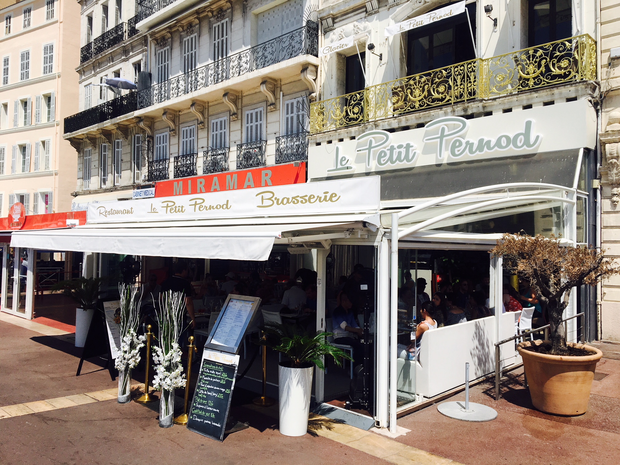 https://marseille.love-spots.com/wp-content/uploads/2017/10/Restaurant-Vieux-Port-Marseille_01.jpg