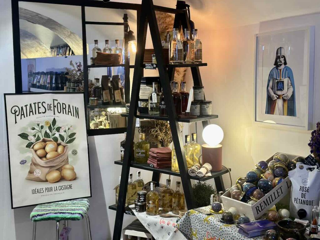 Chez Laurette est un concept-store, cave à vins et fromagerie à Marseille situé dans le quartier des antiquaires à Marseille (déco)