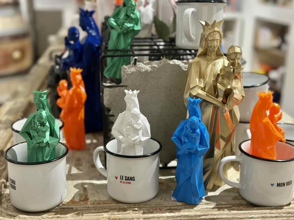 Chez Laurette est un concept-store, cave à vins et fromagerie à Marseille situé dans le quartier des antiquaires à Marseille (tasse)