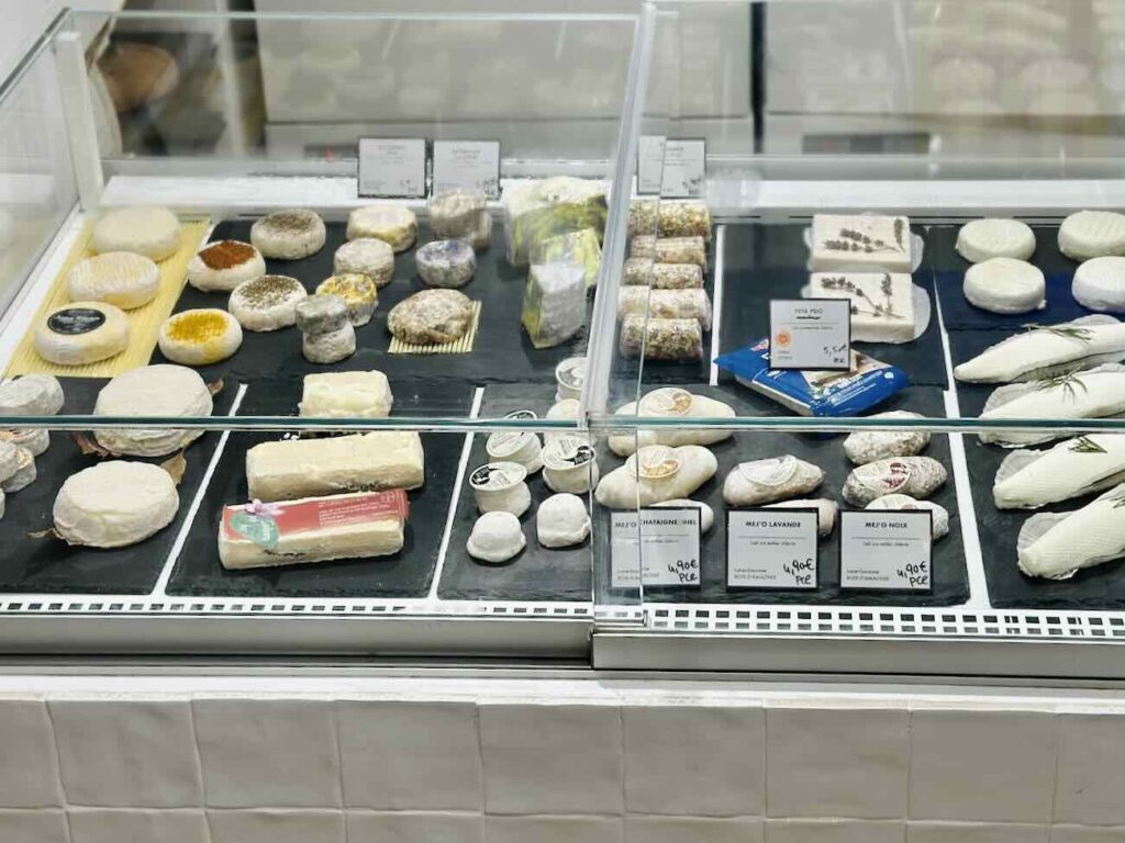 Chez Laurette est un concept-store, cave à vins et fromagerie à Marseille situé dans le quartier des antiquaires à Marseille (vitrine formage)