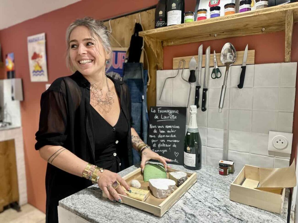 Chez Laurette est un concept-store, cave à vins et fromagerie à Marseille situé dans le quartier des antiquaires à Marseille (Laure Traverso)