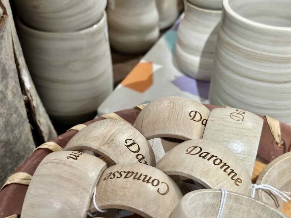 Chez Laurette est un concept-store, cave à vins et fromagerie à Marseille situé dans le quartier des antiquaires à Marseille (ronds serviettes)