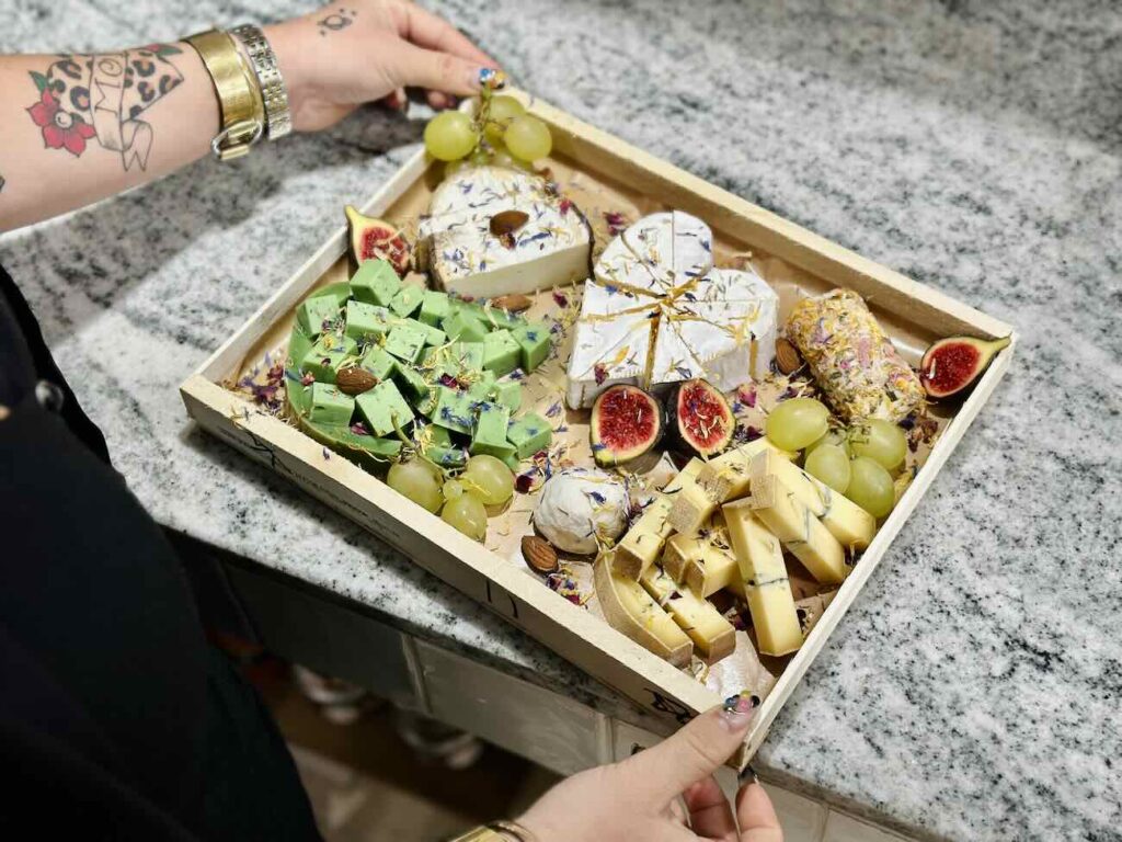 Chez Laurette est un concept-store, cave à vins et fromagerie à Marseille situé dans le quartier des antiquaires à Marseille (plateaux fromages)