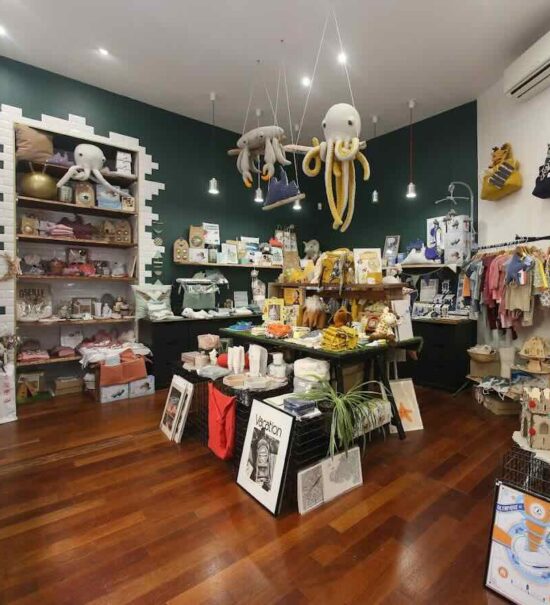 Chez Laurette est un concept-store, cave à vins et fromagerie à Marseille situé dans le quartier des antiquaires à Marseille (Objets)