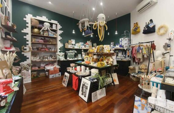 Chez Laurette est un concept-store, cave à vins et fromagerie à Marseille situé dans le quartier des antiquaires à Marseille (Objets)