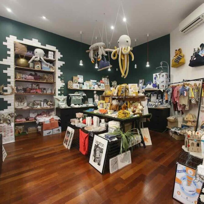 Chez Laurette est un concept-store, cave à vins et fromagerie à Marseille situé dans le quartier des antiquaires à Marseille (Objets)