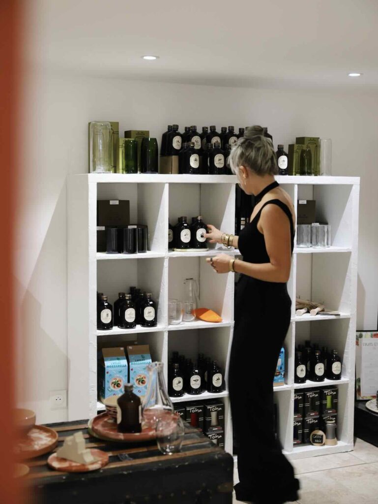 Chez Laurette est un concept-store, cave à vins et fromagerie à Marseille situé dans le quartier des antiquaires à Marseille (vins)