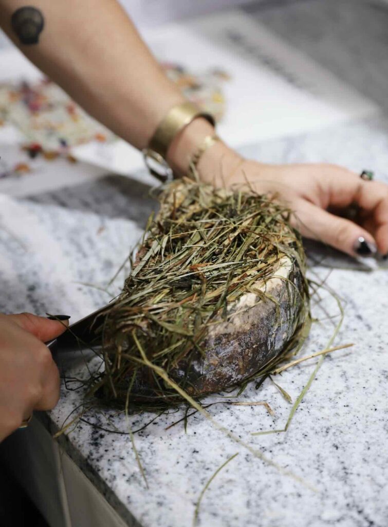 Chez Laurette est un concept-store, cave à vins et fromagerie à Marseille situé dans le quartier des antiquaires à Marseille (découpe fromages)