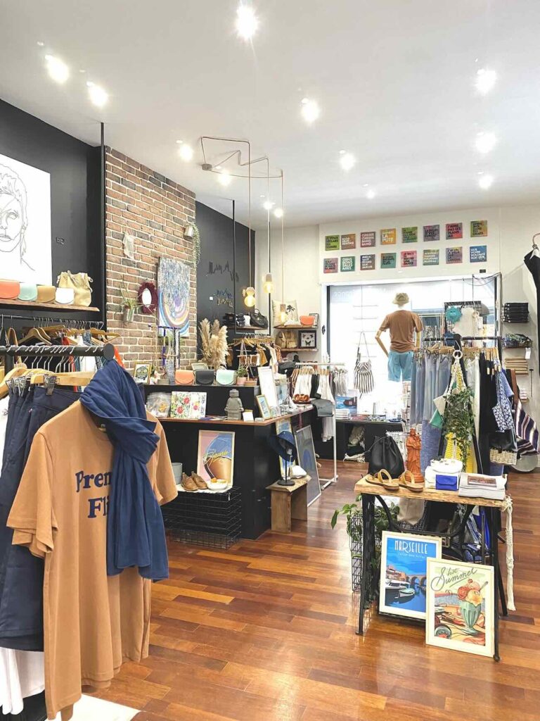 Chez Laurette est un concept-store, cave à vins et fromagerie à Marseille situé dans le quartier des antiquaires à Marseille (vêtements)