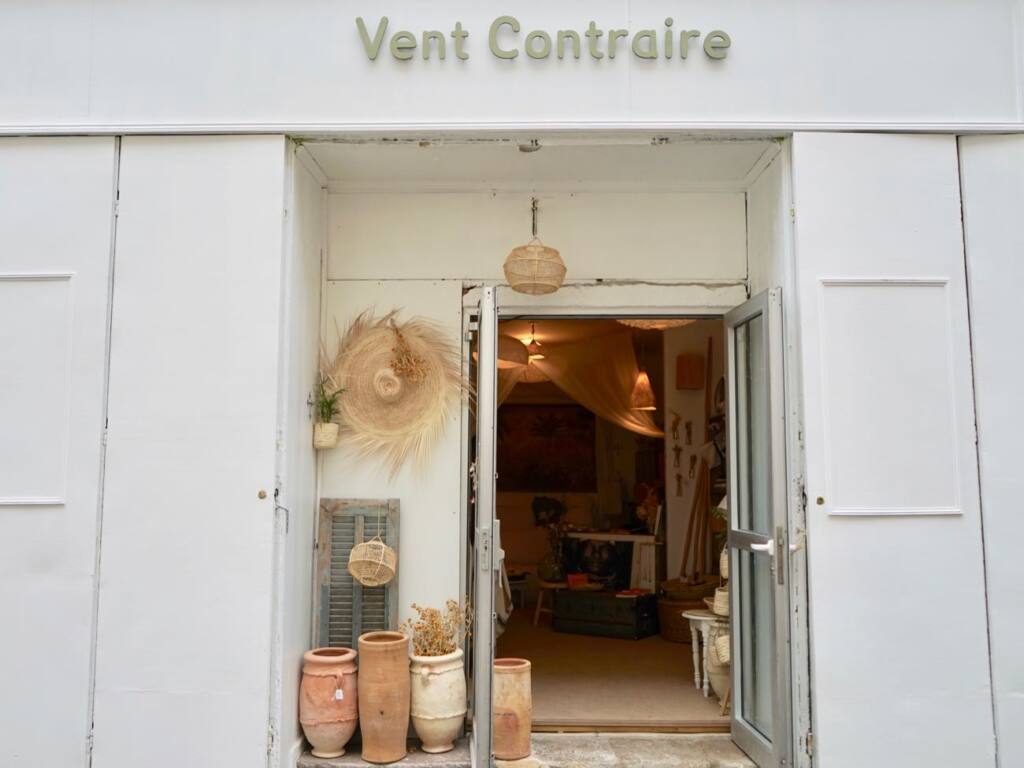 Vent contraire, boutique de petits mobiliers, objets déco et linge de maison artisanal à Marseille (devanture)
