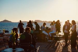 L'îlot de la Corniche, summertime coastal bar in Marseille - the party