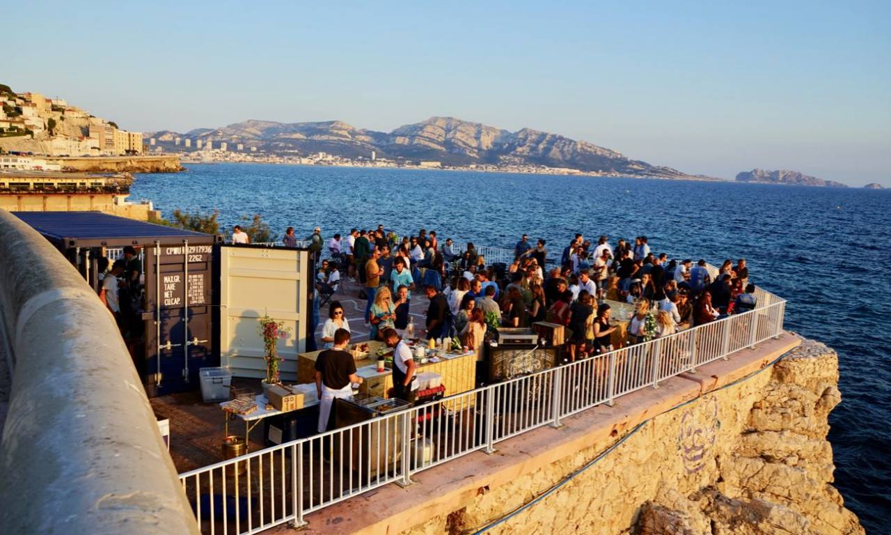 L'îlot de la Corniche, bar éphémère de bord de mer à Marseille (corniche)