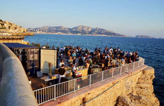 L'îlot de la Corniche, bar éphémère de bord de mer à Marseille (corniche)