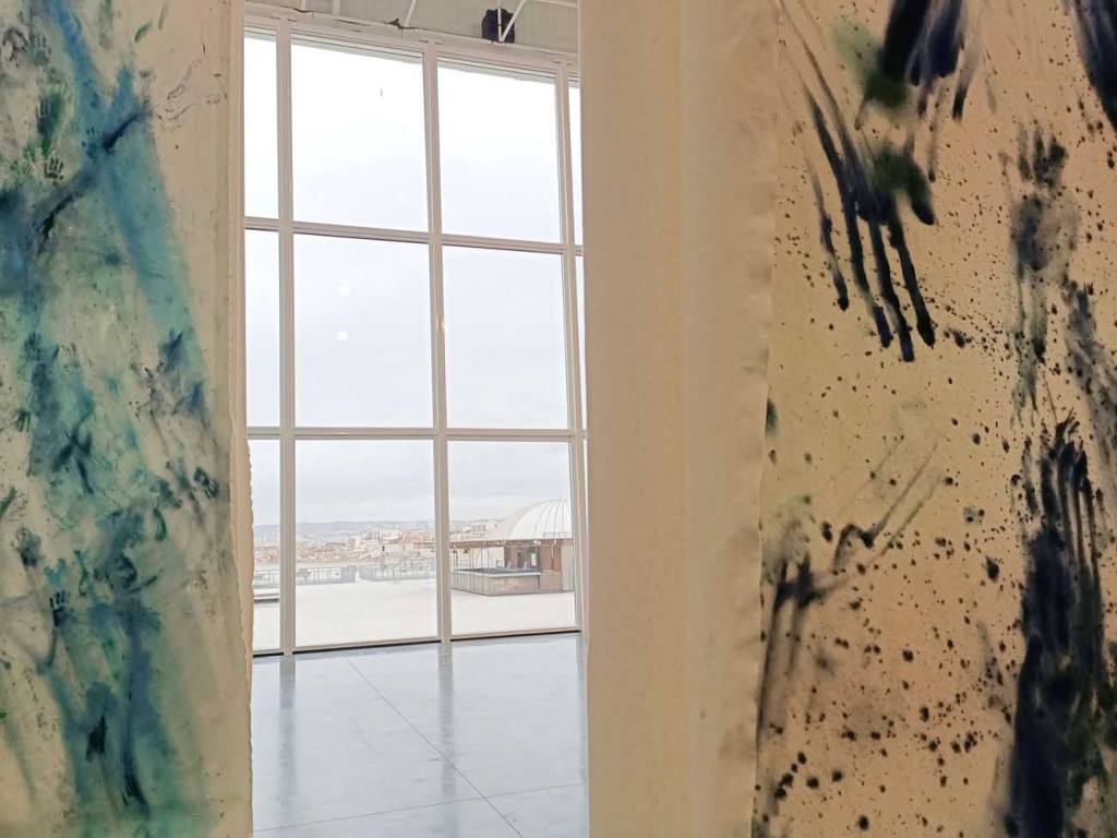 Touche-moi de Sophie Bueno-Boutellier, exposition à Marseille, toiles et vue panorama
