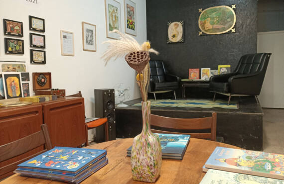 Oh ! Mirettes, boutique d'art à Marseille : intérieur et livres
