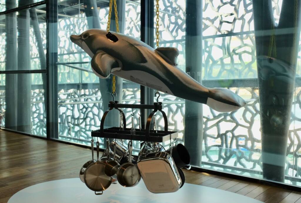 Jeff Koons, œuvres de la collection Pinault exposées au Mucem de Marseille (Dolphin)