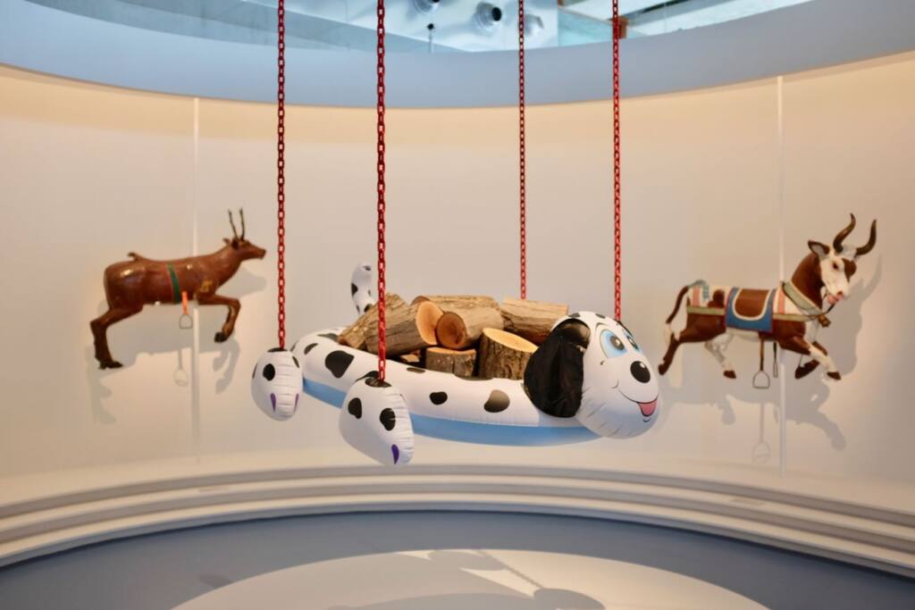 Jeff Koons, œuvres de la collection Pinault exposées au Mucem de Marseille (caterpillar chains)