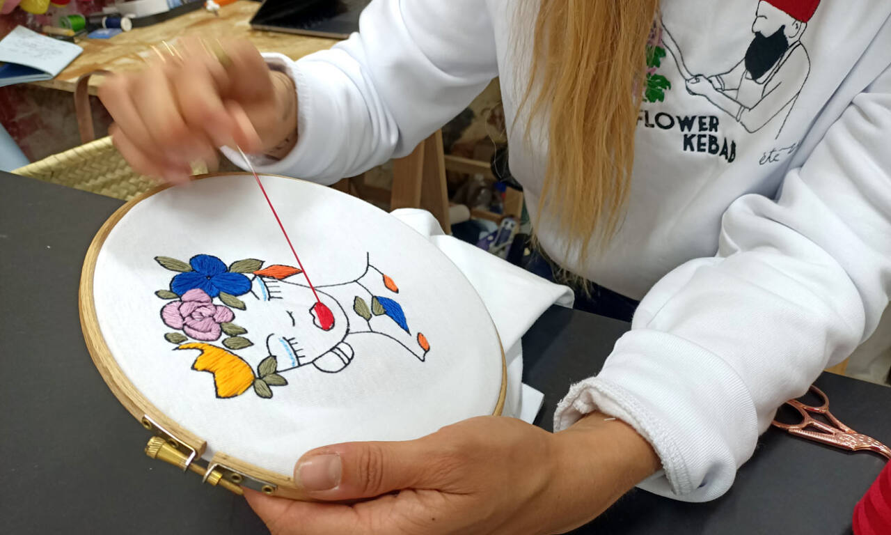 La French Pique, embroidery in Marseille : Johanna embroidering