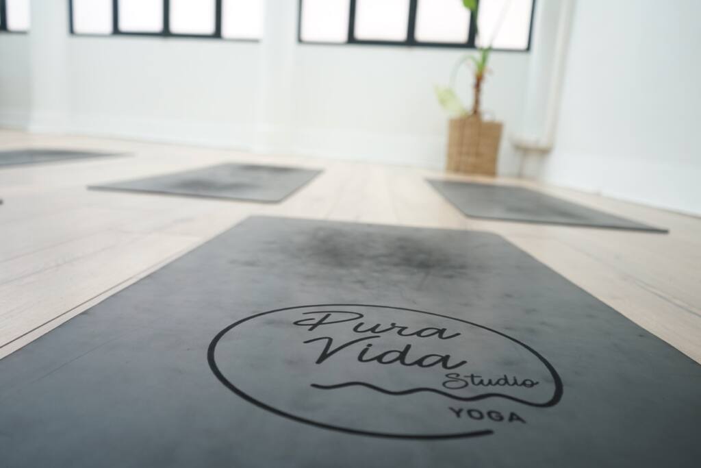 Pura Vida Studio, yoga studio in Marseille, city guide love spots, (yoga mats)