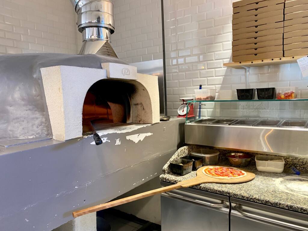 Chez Nico, Pizza cooked in a wood-fired oven in the Bompard district of Marseille (oven)