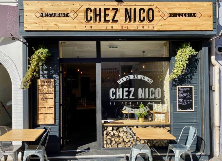 Chez Nico, Pizza cooked in a wood-fired oven in the Bompard district of Marseille (front)