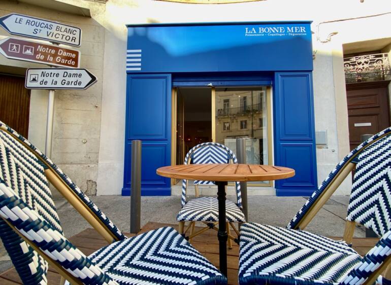 La Bonne Mer, fishmonger and restaurant in the Vauban district of Marseille (terrace)