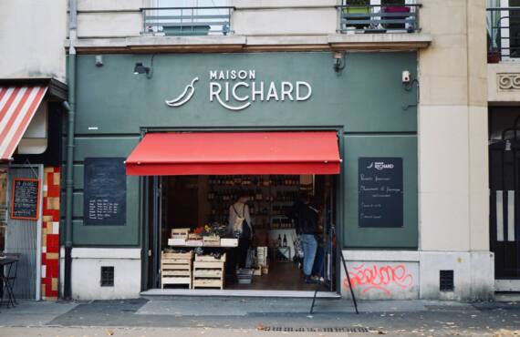 Maison Richard, épicerie fine et primeur dans le quartier du Camas à Marseille (devanture boulevard Chave)