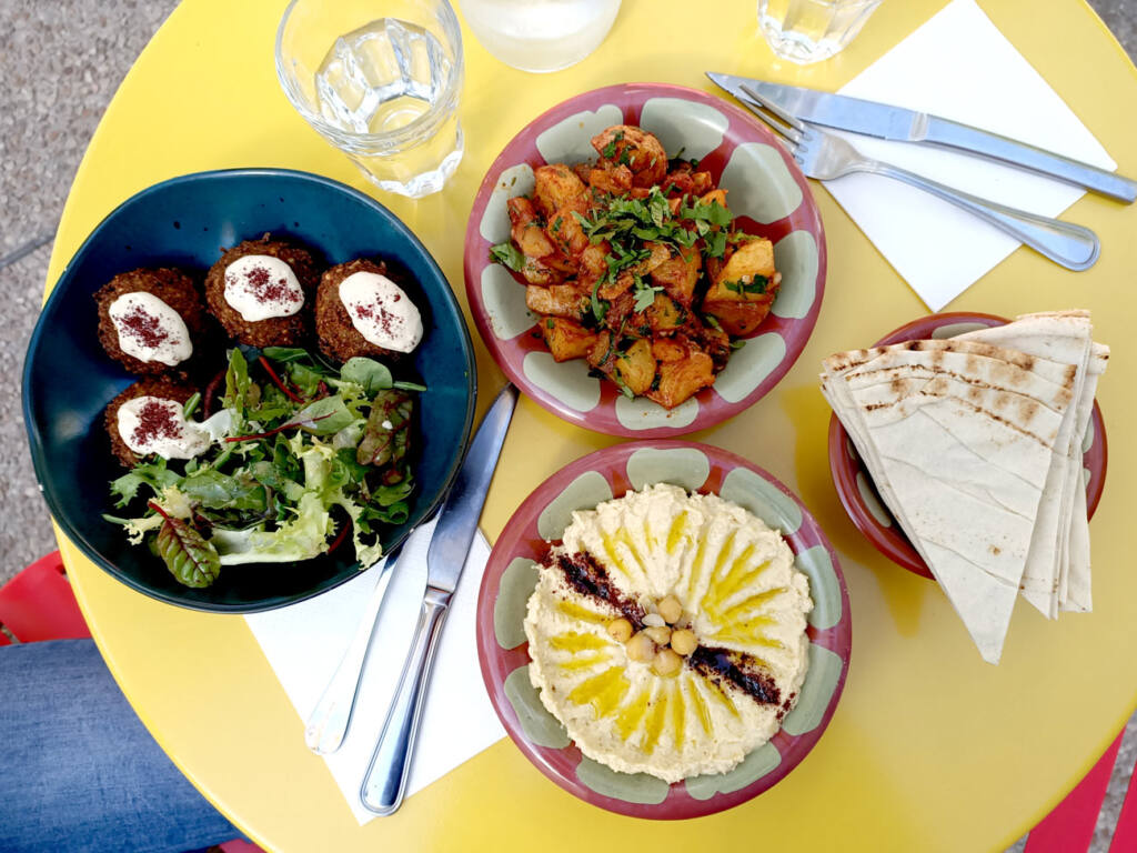 Mina mino, café à Marseille : houmous, falafel et pommes de terre harra