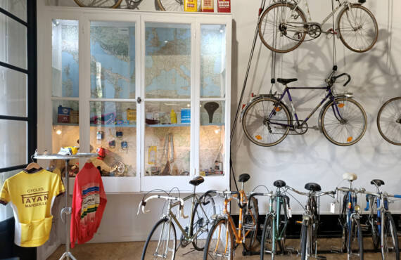 ZZ Vélo Vintage, réparation de vélo à Marseille : Vitrine et maillots vintage