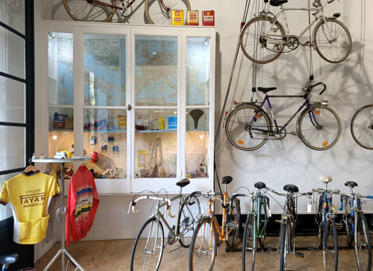 ZZ Vélo Vintage, réparation de vélo à Marseille : Vitrine et maillots vintage