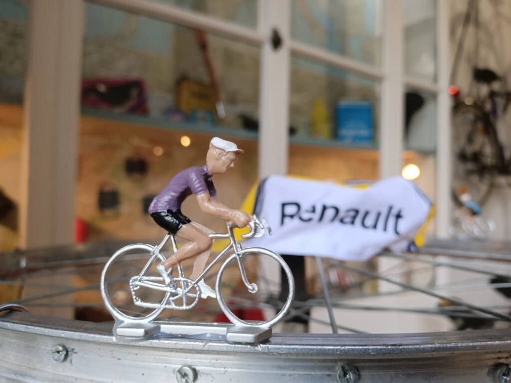 ZZ Vélo Vintage, réparation de vélo à Marseille : figurine cycliste