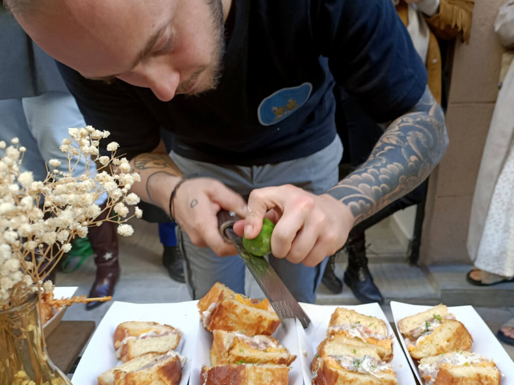 Les Frères Brioches, street food à Marseille : mathieu tape des zestes