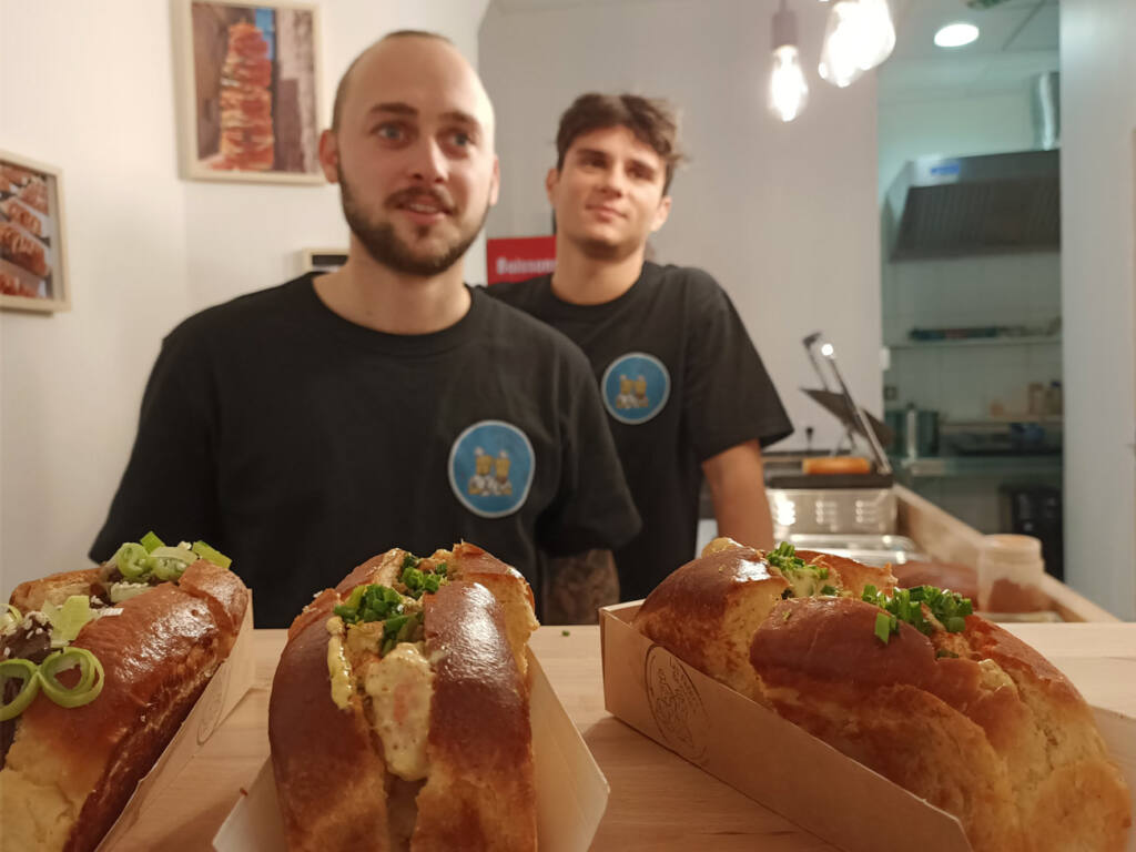 Les Frères Brioches, street food in Marseille : Mathieu et Silvère at the counter