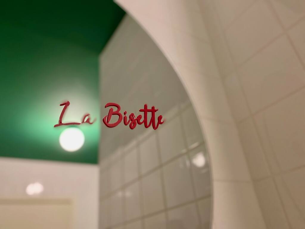 La Bisette, cocktail bar in Marseille (signs)