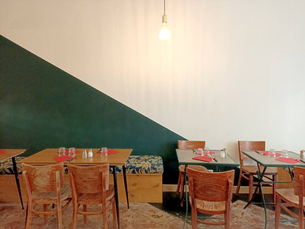 Quartier Libre, restaurant à Marseille : tables à l'intérieur