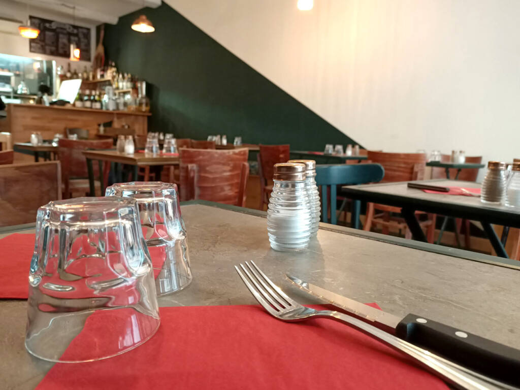 Quartier Libre, restaurant à Marseille : tables à l'intérieur