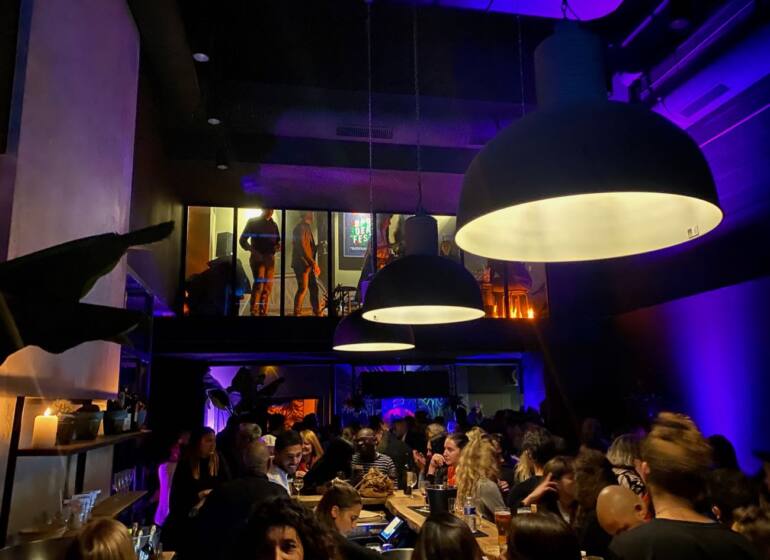L'Emuscade : Festive pop-up bar in Marseille (interior)