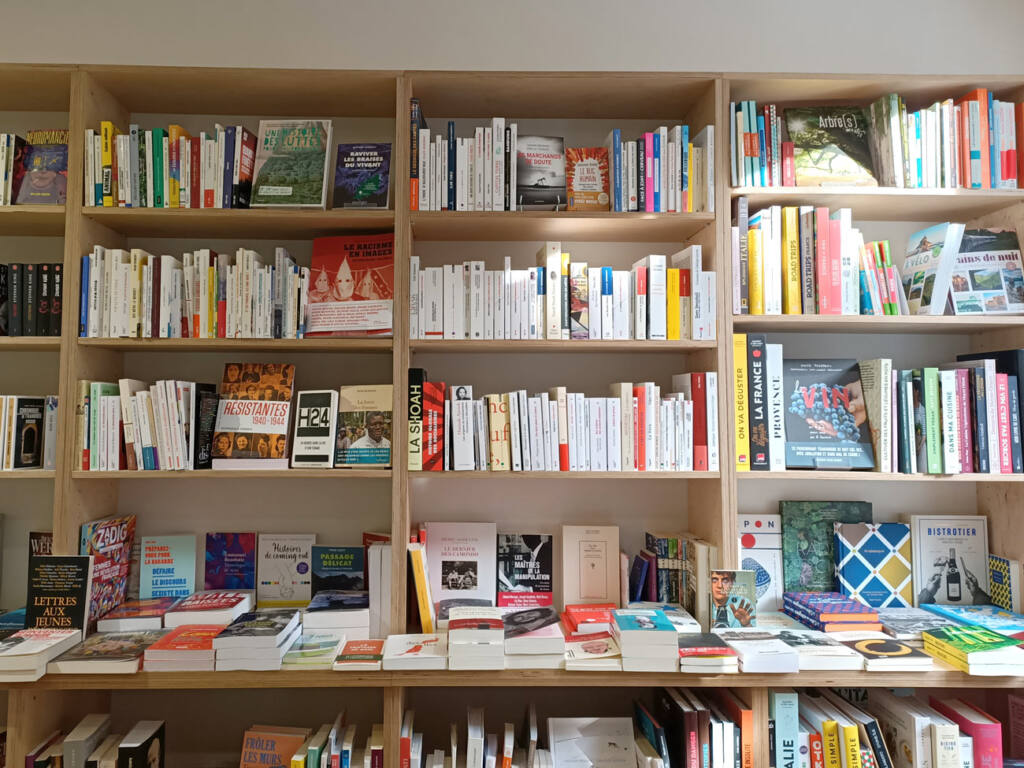 La Rêveuse, bookshop and cafe in Marseille : shelves