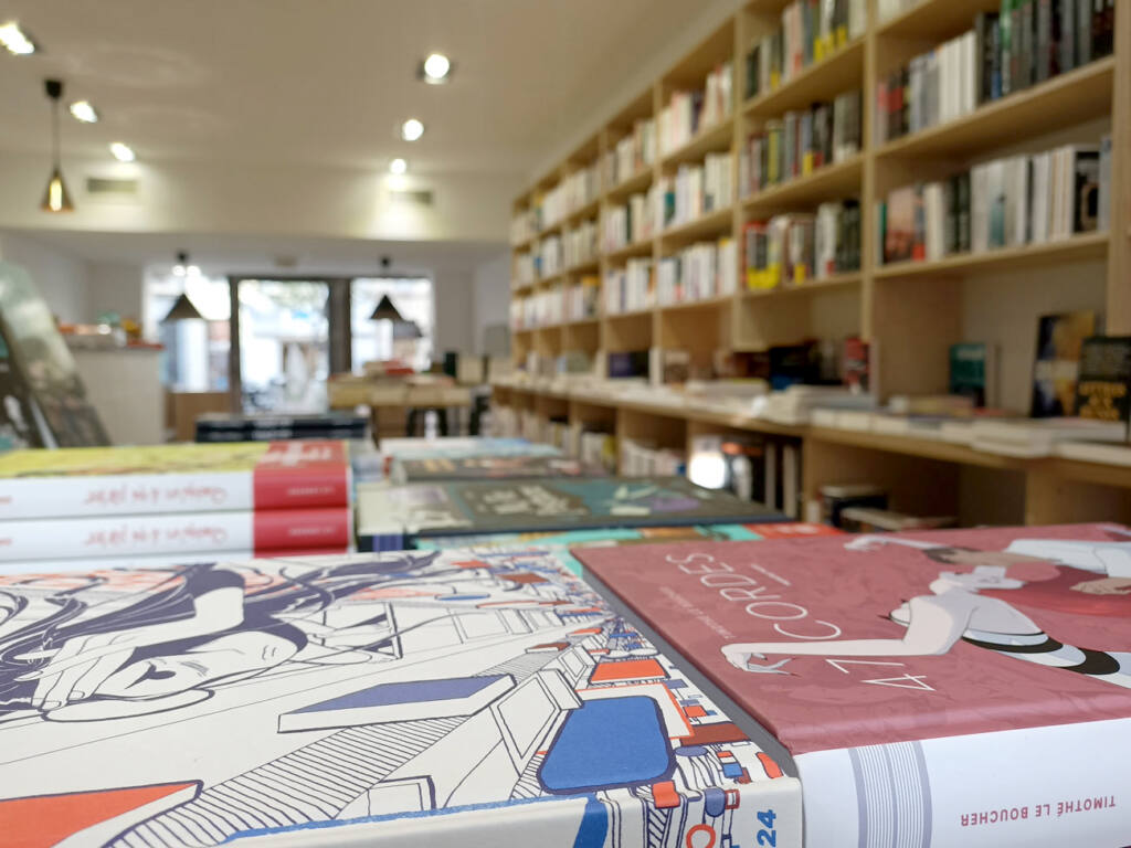 La Rêveuse, café librairie à Marseille : étagères