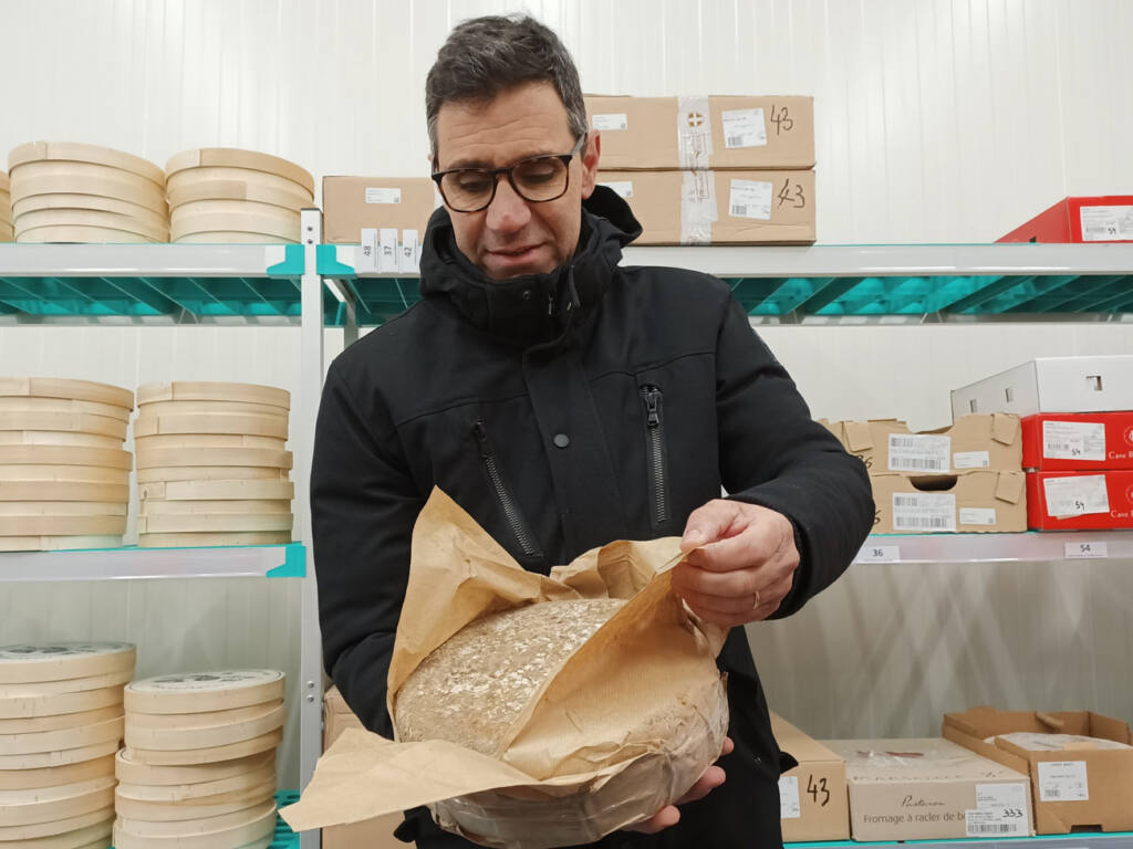La visite à Marseille du Marché d'Intérêt National (MIN) des Arnavaux : le fromager du MIN