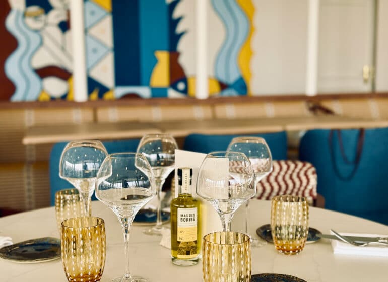 Les Trois Forts est un restaurant gastronomique situé au dernier étage du Sofitel. Il propose une cuisine locale et une vue imprenable sur le port de Marseille (décoration)