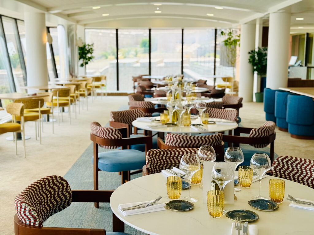 Les Trois Forts est un restaurant gastronomique situé au dernier étage du Sofitel. Il propose une cuisine locale et une vue imprenable sur le port de Marseille (salle)