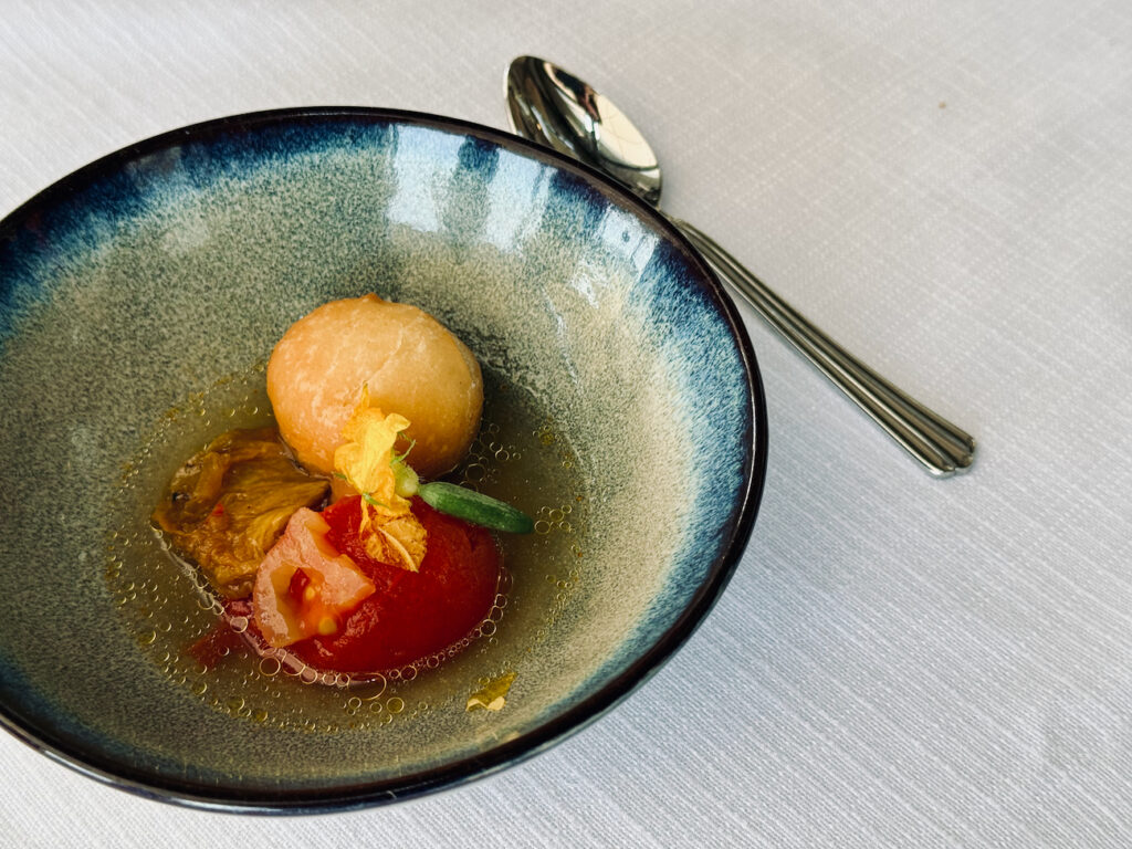 Les Trois Forts est un restaurant gastronomique situé au dernier étage du Sofitel. Il propose une cuisine locale et une vue imprenable sur le port de Marseille (tomates)