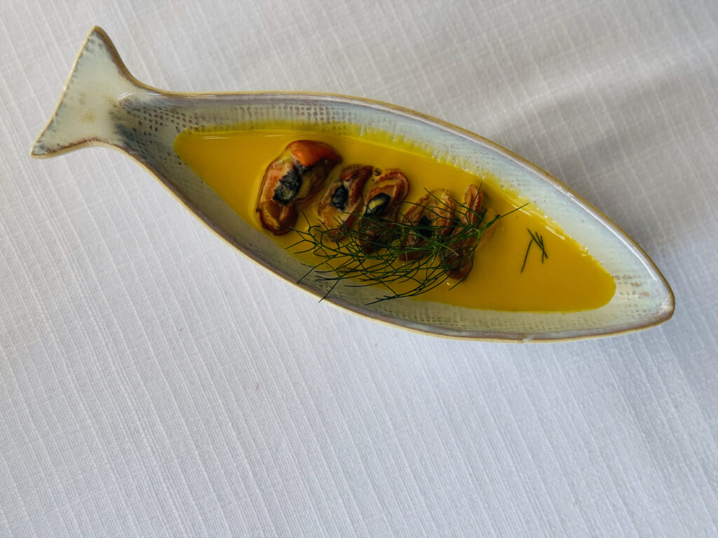 Les Trois Forts est un restaurant gastronomique situé au dernier étage du Sofitel. Il propose une cuisine locale et une vue imprenable sur le port de Marseille (moules)