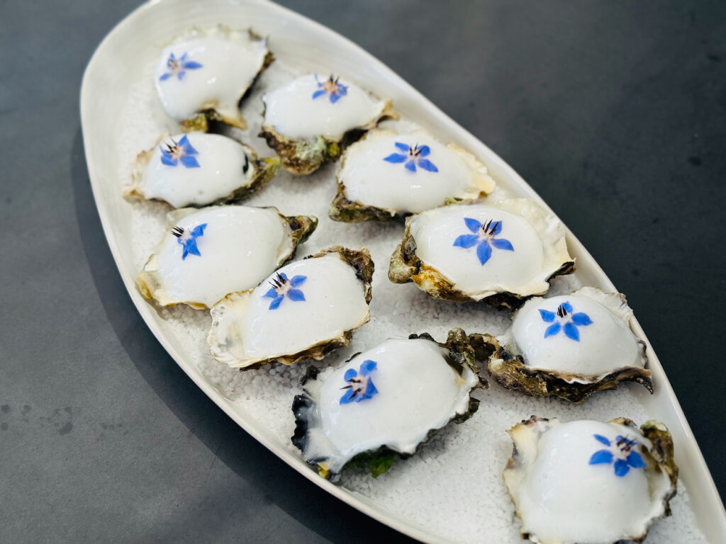 Les Trois Forts est un restaurant gastronomique situé au dernier étage du Sofitel. Il propose une cuisine locale et une vue imprenable sur le port de Marseille (huîtres)